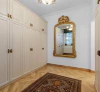 Exkluzívna honosná kúria | 3 ha pozemok | Dunakiliti - HU - Zvláštne nehnuteľnosti s veľkým zrkadlom, skriňami a podlahou s dreveným dekorom.