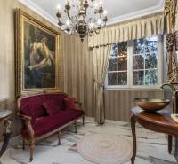 Exkluzívna honosná kúria | 3 ha pozemok | Dunakiliti - HU - Luxusný interiér so zlatými doplnkami, obrazom, lustrom a červeným gaučom. Zvláštne nehnuteľnosti.