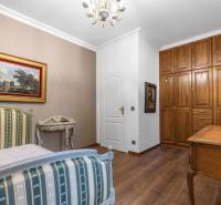 Exkluzívna honosná kúria | 3 ha pozemok | Dunakiliti - HU - Izba so skriňami z dreva, podlaha s dreveným dekorom, obraz a stolík.