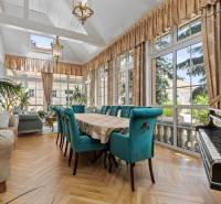 Exkluzívna honosná kúria | 3 ha pozemok | Dunakiliti - HU - Jedáleň s podlahou s dreveným dekorom, klavírom a modrými stoličkami v Zvláštnych nehnuteľnostiach.