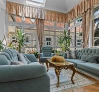 Exkluzívna honosná kúria | 3 ha pozemok | Dunakiliti - HU - Luxusný obývací priestor so zamatovými pohovkami a podlahou s dreveným dekorom.