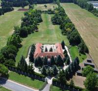 Exkluzívna honosná kúria | 3 ha pozemok | Dunakiliti - HU - Letecký pohľad na zvláštne nehnuteľnosti v Dunakiliti s krásnou záhradou a alejou stromov.