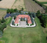 Exkluzívna honosná kúria | 3 ha pozemok | Dunakiliti - HU - Letecký pohľad na Zvláštne nehnuteľnosti v Dunakiliti obklopené zeleňou a poliami.