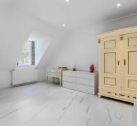 Exkluzívna honosná kúria | 3 ha pozemok | Dunakiliti - HU - Biele podkrovné miestnosti so starožitnou skriňou a podlahou s dreveným dekorom.