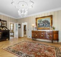 Exkluzívna honosná kúria | 3 ha pozemok | Dunakiliti - HU - Elegantný interiér so starožitným nábytkom a podlahou s dreveným dekorom, Zvláštne nehnuteľnosti.