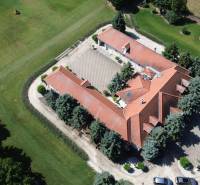 Exkluzívna honosná kúria | 3 ha pozemok | Dunakiliti - HU - Pohľad zhora na zvláštnu nehnuteľnosť v Dunakiliti so solárnymi panelmi a záhradou.