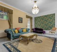 Exkluzívna honosná kúria | 3 ha pozemok | Dunakiliti - HU - Interiér zariadený farebnými sedačkami, lustrom a koberecom, Zvláštne nehnuteľnosti.