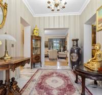 Exkluzívna honosná kúria | 3 ha pozemok | Dunakiliti - HU - Interiér zvláštnej nehnuteľnosti s bohatými dekoráciami, sochou a zrkadlom.