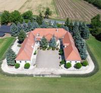 Exkluzívna honosná kúria | 3 ha pozemok | Dunakiliti - HU - Vidiecka rezidencia so solárnymi panelmi obkolesená zeleňou v Dunakilitoch, Zvláštne nehnuteľnosti.