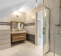 Exkluzívna honosná kúria | 3 ha pozemok | Dunakiliti - HU - Kúpeľňa so sprchovým kútom, umývadlom a podlahou s dreveným dekorom v Zvláštnych nehnuteľnostiach.