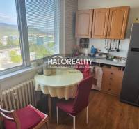 Predaj, jednoizbový byt Žiar nad Hronom, Novomeského - Kuchyňa v 1-izbovom byte so stolom, stoličkami a výhľadom z okna.