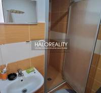 Predaj, jednoizbový byt Žiar nad Hronom, Novomeského - Kúpeľňa s umývadlom a sprchou v 1-izbovom byte, oranžovo-biele obklady.