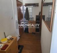 Predaj, jednoizbový byt Žiar nad Hronom, Novomeského - Vstupná chodba v 1-izbovom byte s podlahou s dreveným dekorom, zrkadlom a úložnými priestormi.