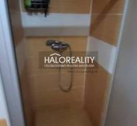 Predaj, jednoizbový byt Žiar nad Hronom, Novomeského - Sprchový kút v 1-izbovom byte s oranžovými dlaždicami a úložným priestorom na stene.