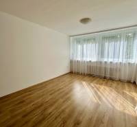 Prenájom 3 izbového bezbariérového bytu, Vetvová ulica, Bratislava - Svetlá miestnosť so záclonami a podlahou s dreveným dekorom v 3-izbovom byte.