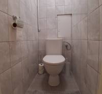 Prenájom 3 izbového bezbariérového bytu, Vetvová ulica, Bratislava - Kúpeľňa v 3-izbovom byte s keramickými obkladmi a toaletou.