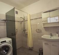 Prenájom 3 izbového bezbariérového bytu, Vetvová ulica, Bratislava - Kúpeľňa so sprchovacím kútom, práčkou a zrkadlovou skrinkou v 3-izbovom byte.