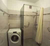 Prenájom 3 izbového bezbariérového bytu, Vetvová ulica, Bratislava - Kúpeľňa so sprchovacím kútom, práčkou a svetlými obkladmi v 3-izbovom byte.