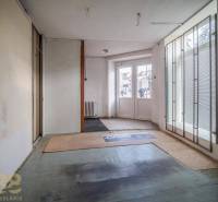 Exkluzívne: Predaj budovy v centre mesta Poprad - Interiér budovy so sklenenými dverami a matnými roletami, podlaha s kobercom.