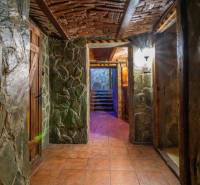 Exkluzívne: Predaj budovy v centre mesta Poprad - Kamenité steny a tehlový strop vytvárajú rustikálnu atmosféru interiéru budovy.