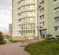 Veľkorysý, príjemný 3(4) izb. byt, 105m2, lodžia, terasa, parkovanie - Bytový dom na ulici Bakošova v Bratislave-Lamači s farebnými prvkami fasády.