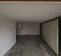 Veľkorysý, príjemný 3(4) izb. byt, 105m2, lodžia, terasa, parkovanie - Garáž na Bakošovej ulici v Bratislave - Lamači, betónová podlaha.