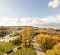 Veľkorysý, príjemný 3(4) izb. byt, 105m2, lodžia, terasa, parkovanie - Výhľad z 3-izbového bytu na Bakošovej ulici, Bratislava - Lamač, s parkoviskom a jesennou prírodou.