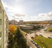 Veľkorysý, príjemný 3(4) izb. byt, 105m2, lodžia, terasa, parkovanie - Pohľad na parkovisko a okolité paneláky v Bratislave - Lamači na Bakošovej ulici.