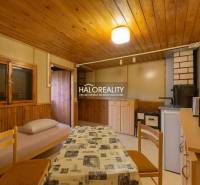 Predaj, záhradná chata Bytča, Veľká Bytča - ZNÍŽENÁ ... - Interiér so stolom, stoličkami a kreslom s látkovým poťahom, podlaha s dreveným dekorom.