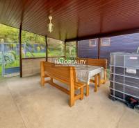 Predaj, záhradná chata Bytča, Veľká Bytča - ZNÍŽENÁ ... - Krytá terasa so stolom, lavičkami a výhľadom do záhrad v Bytči.