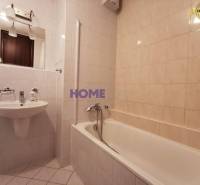 SLNEČNÝ KOMPLETNE ZARIADENÝ 2 IZB. BYT PRI ŠTRKOVECKOM JAZERE.  - Kúpeľňa v 2-izbovom byte s vaňou, umývadlom a zrkadlom.