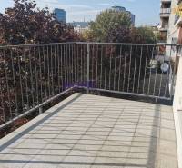 SLNEČNÝ KOMPLETNE ZARIADENÝ 2 IZB. BYT PRI ŠTRKOVECKOM JAZERE.  - Balkón 2-izbového bytu na Drieňovej ulici v Bratislave - Ružinove so zeleňou v pozadí.