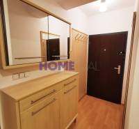 SLNEČNÝ KOMPLETNE ZARIADENÝ 2 IZB. BYT PRI ŠTRKOVECKOM JAZERE.  - Chodba v 2-izbovom byte s podlahou s dreveným dekorom, zrkadlom a skrinkou.