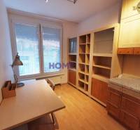 SLNEČNÝ KOMPLETNE ZARIADENÝ 2 IZB. BYT PRI ŠTRKOVECKOM JAZERE.  - Pracovňa v 2-izbovom byte s podlahou s dreveným dekorom, stolom a knižnicou.