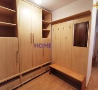 SLNEČNÝ KOMPLETNE ZARIADENÝ 2 IZB. BYT PRI ŠTRKOVECKOM JAZERE.  - Vstupná hala v 2-izbovom byte s nábytkom z dreveného dekoru a zrkadlom.