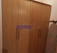 SLNEČNÝ KOMPLETNE ZARIADENÝ 2 IZB. BYT PRI ŠTRKOVECKOM JAZERE.  - V 2-izbovom byte vidno skriňu s dreveným dekorom a žehliacu dosku.