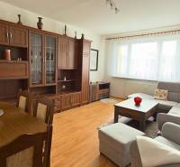 3-izbový zariadený byt, 78 m2, zasklenná loggia, Považská ul., Nitra - Obývacia izba v 3-izbovom byte s podlahou s dreveným dekorom a veľkou sedacou súpravou.