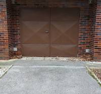 Predaj 3-izb bytu 75 m2 + garáž 18 m2, Trenčín - Pred poľom - Garáž Pred poľom v Trenčíne s hnedými bránami a tehlovým obkladom, 3-izbový byt.