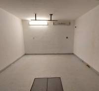 Predaj 3-izb bytu 75 m2 + garáž 18 m2, Trenčín - Pred poľom - Priestranná miestnosť s bielymi stenami a svetlým osvetlením v 3-izbovom byte.