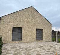 Na predaj dizajnový 4-izbový rodinný dom v Tomášove - Rodinný dom na Fialkovej ulici v Tomášove s tehlovou fasádou a dláždeným dvorom.