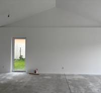 Na predaj dizajnový 4-izbový rodinný dom v Tomášove - Biela stena a betónová podlaha v rodinnom dome, pripravené na dokončenie interiéru.