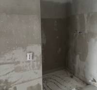 Na predaj dizajnový 4-izbový rodinný dom v Tomášove - Stavebné úpravy v kúpeľni rodinného domu, rozvody vody a elektrické zástrčky.