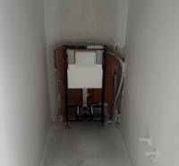 Na predaj dizajnový 4-izbový rodinný dom v Tomášove - Inštalácia pre závesné WC v kúpeľni rodinného domu. Steny a podlaha sú surové.