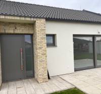 Na predaj dizajnový 4-izbový rodinný dom v Tomášove - Rodinný dom na Fialkovej v Tomášove s tehlovým obkladom a priestrannými sklenenými dverami.