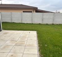 Na predaj dizajnový 4-izbový rodinný dom v Tomášove - Rodinný dom v Tomášove na Fialkovej ulici so záhradou, terasou a plotom.