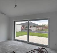 Na predaj dizajnový 4-izbový rodinný dom v Tomášove - Rodinný dom so sklenenou stenou a výhľadom na záhradu.