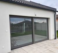 Na predaj dizajnový 4-izbový rodinný dom v Tomášove - Rodinný dom v Tomášove na Fialkovej ulici s posuvnými dverami a terasou.