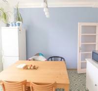 Svetlý, jedinečný 2i byt 62m2, po rekonštrukcií, s pivnicou   - Jedálenský kút v 3-izbovom byte s dreveným stolom a dizajnovou podlahou.