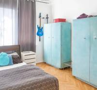 Svetlý, jedinečný 2i byt 62m2, po rekonštrukcií, s pivnicou   - Interiér 3-izbového bytu, drevený dekor podlahy, modrá gitara, útulná spálňa.