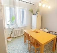 Svetlý, jedinečný 2i byt 62m2, po rekonštrukcií, s pivnicou   - Jedálenský kút v 3-izbovom byte s dreveným stolom a vzorovanou podlahou.